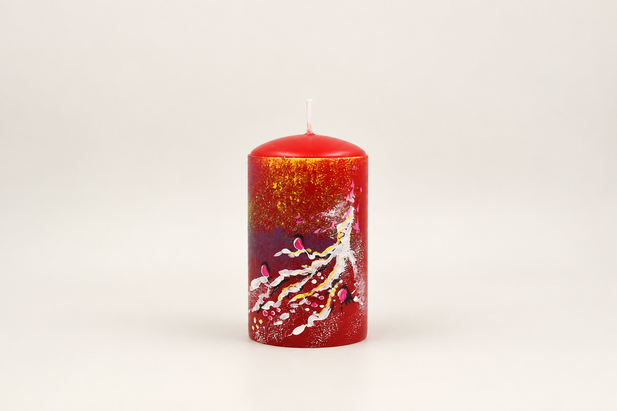 Punainen pilarikynttilä, jossa käsinmaalattu luminen oksa, punaisia yksityiskohtia ja kullanhohtoinen yläosa, 6 × 10 cm